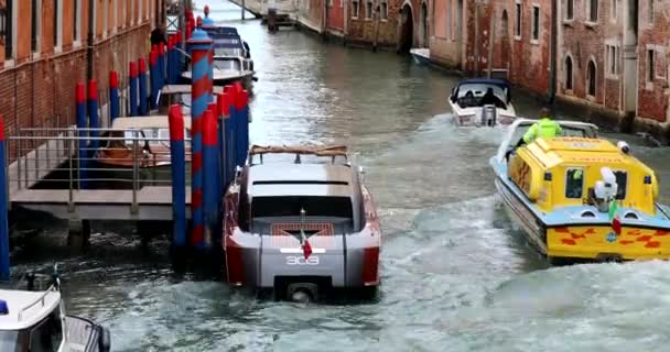 Venecia Italia Octubre 2023 Barco Rescate Amarillo Maniobra Través Canal — Vídeo de stock
