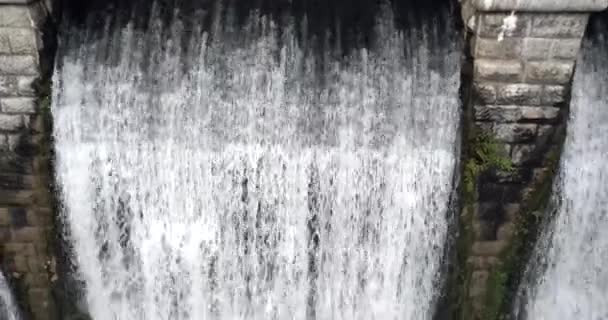 无人机视频展示了令人印象深刻的瀑布流和从大坝上掉下来的水流 在石桥下形成了三个瀑布 水来自大坝后面的一个小湖泊 Drone Video 5120 2700 — 图库视频影像