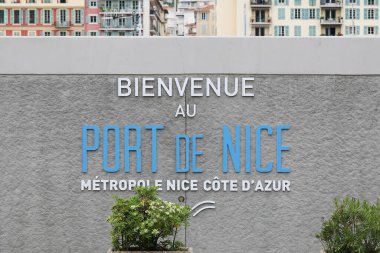 Nice, Fransa - 21 Mayıs 2019: Renkli binaların arka planında 