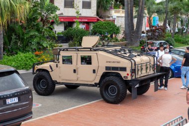 Monte-Carlo, Monaco - 9 Haziran 2024: Monako 'da sergilenen haşin bir Hummer H1 seyircilerin dikkatini çekiyor. Aracın heybetli varlığı ve eşsiz tasarımı onu şehirde göze çarpan bir cazibe haline getiriyor.