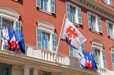 Nice, Fransa - 12 Haziran 2024: Nice Belediye Binası 'nın ön cephesi Fransız, Avrupa Birliği ve İsrail bayrakları da dahil olmak üzere birden fazla bayrakla süslenmiştir. Gösteri, Nice Belediyesi 'nin nüktesinin dayanışmasını gösteriyor.