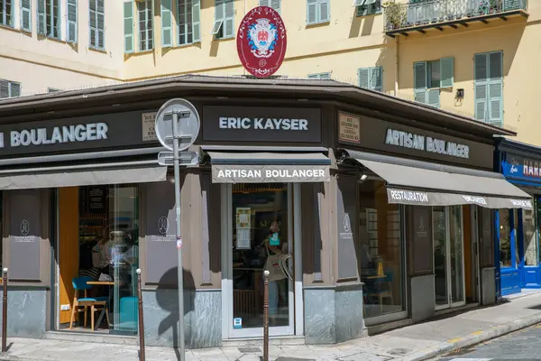 stock image Nice, France - June 12, 2024: The storefront of Eric Kayser Artisan Boulanger in Nice, France, showcasing its inviting entrance and distinctive signage. The bakery is situated on a charming street corner, reflecting the typical architectural style of