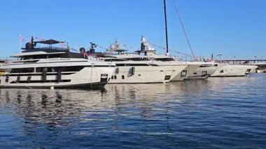 Monte-Carlo, Monaco 1 Mayıs 2025: Monaco Grand Prix haftası boyunca kırmızı bir Ferrari 488 Pista ve turuncu bir Lamborghini Aventador Casino de Monte-Carlo 'nun önünde yan yana park edilmiştir.