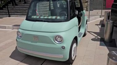 Monte-Carlo, Monaco 7 Mayıs 2025: Açık yeşil bir Fiat Topolino IGAE Grand Prix haftası boyunca Casino Meydanı 'ndaki Monte Carlo Casino girişinin önüne park edilmiştir. 4K 'da 60fps' de yakalandı.