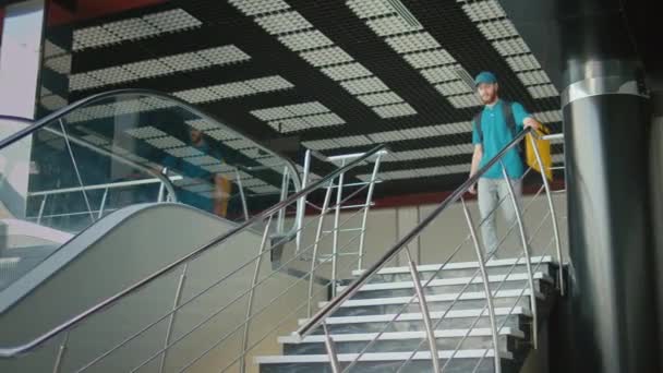 Üniformalı Gıda Teslimatçısı Modern Ofis Binası Ndaki Merdivenlerden Aşağı Termal — Stok video