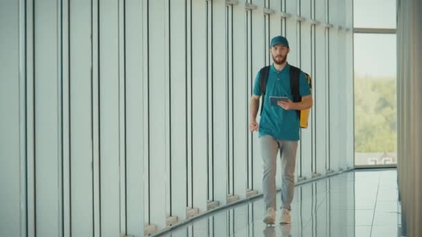 Personne Livraison Nourriture Uniforme Avec Sac Dos Thermique Marchant Dans — Video