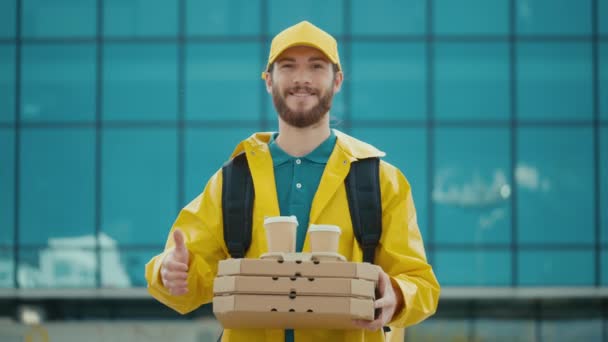 Porträt Einer Hübschen Essenslieferantin Uniform Die Pizzakartons Und Kaffee Zum — Stockvideo