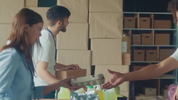 在分发或难民援助中心向妇女和她的儿子提供装有食物的友好志愿者捐赠盒 社会援助概念 国内流离失所者 — 图库视频影像