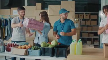 Sosyal Yardım Konsepti. Yoksul İnsanlar İçin İnsani Yardım Hazırlayan Gönüllüler Grubu. Hayır işçileri ve toplum üyeleri birlikte çalışırlar. Verme Konsepti,