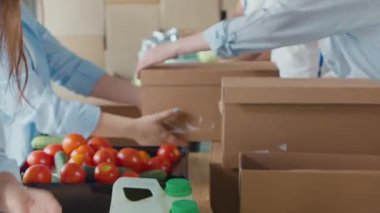 Yakın plan. Dağıtım veya Mülteci Yardım Merkezi 'nde İnsani Yardım Sıralayan Gönüllülerin Elleri. Sosyal Yardım Konsepti. İçeriden Yerinden Edilmiş Kişiler. Yardım Projesi veya Bağış Yardımı