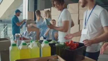 Sosyal Yardım Konsepti: Dağıtımda İnsani Yardımı Sıralayan Her Çağdan Bir Yardım Grubu ve Toplum Üyeleri. Sadaka, Bağış ve Gönüllü Konsepti.