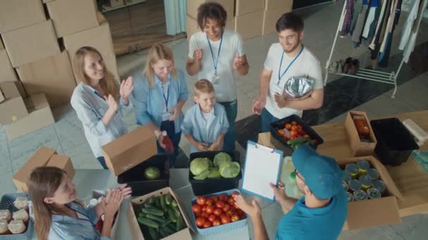 社会援助小组工作的概念 一群不同年龄的慈善工作者和社区成员互相拍掌 携起手来 — 图库视频影像