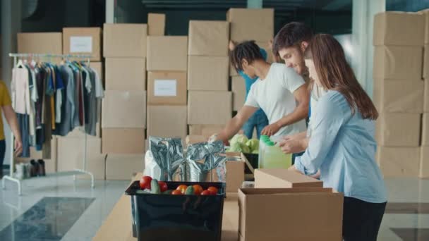 難民支援センターの女性にボックスを寄付するボランティア 社会的援助の概念 社内移転者 — ストック動画