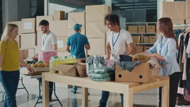 Concept Giving Positive Group Young Adult Volunteers Serving Humanitarian Aid — Vídeo de stock