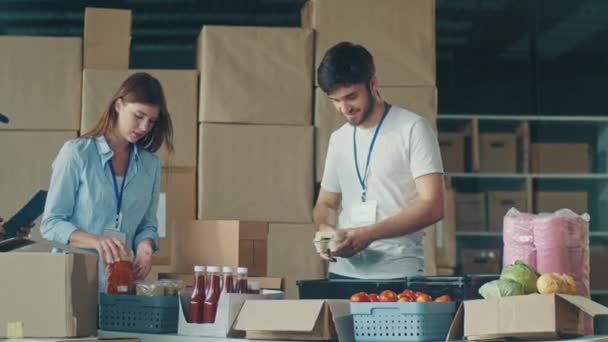 Conceito Caridade Doação Voluntariado Grupo Voluntários Sorrindo Feliz Embalagem Alimentos — Vídeo de Stock