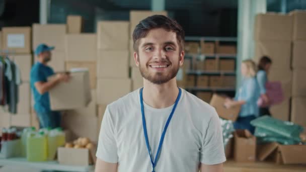 Retrato Feliz Atractivo Joven Voluntario Masculino Hombre Feliz Vistiendo Una — Vídeos de Stock