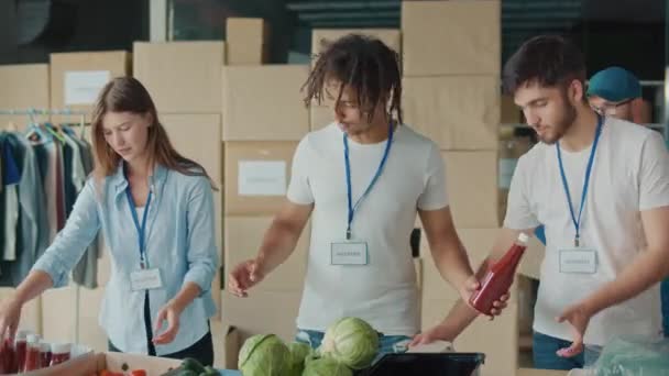 Έννοια Της Κοινωνικής Βοήθειας Ομάδα Εθελοντών Που Προετοιμάζουν Δωρεάν Τρόφιμα — Αρχείο Βίντεο