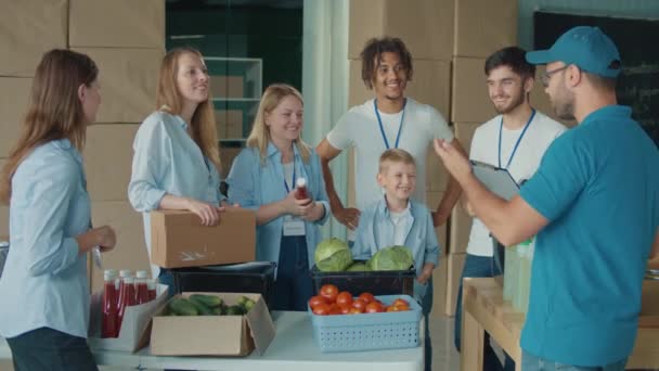 Concept Social Aid Group Charity Workers Community Members All Ages — Vídeo de Stock