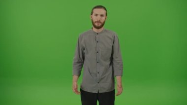 Sinirli Sakallı Genç Adam 'ın portresi Denim Shirt Giyen Öğrenci Duygusal Açıklama Kameraya El sallayan Yeşil Ekran, Krom Anahtar