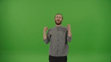 Genç Mutlu Motivasyonlu Sakallı Serbest Adam 'ın portresi Denim Shirt Giyen Öğrenci Mutlu ve Duygusal Oluşan Hareketi Yeşil Ekran' da Doğrudan Kameraya Gönder, Chroma Key