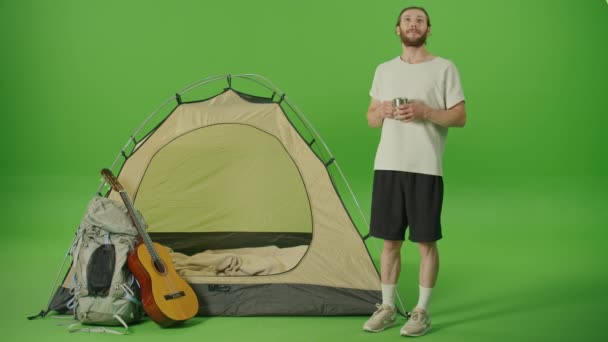 Dreamy Young Bearded Turist Açık Çadır Yanında Sırt Çantası Gitar — Stok video