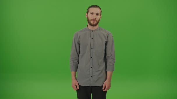 Портрет Разгневанного Молодого Бородатого Студента Фрилансера Джинсовой Рубашке Эмоционально Объясняющий — стоковое видео