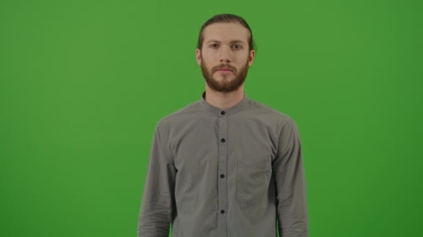 Eline Basan Genç Adam Portresi Yeşil Ekran Duran Dayanılmaz Ağrıdan — Stok video