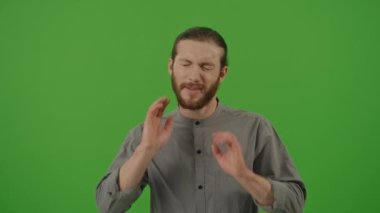 Yorgun Sakallı Genç, Boynunda Şiddetli Ağrı, Elle Boynuna Dokunuyor ve Yeşil Ekranda Kısıtlı Baş Hareketleri Yapıyor, Krom Anahtarı.