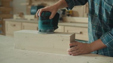 Elektrikli Sander ile ahşap tahta zımparalama işine yakın plan. Marangozluk, İşçilik ve El İşi Konsepti