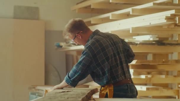 Homem Carpinteiro Óculos Proteção Serrar Placa Madeira Com Serra Mão — Vídeo de Stock