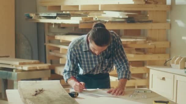 魅力的なカーペンターテープメジャールーラーを使用して 壁にツールを使用してロフトスタジオで木板を測定します 木工品だ 手動労働 工場だ 職人技 手仕事のコンセプト — ストック動画