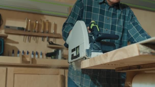 用机器刨床手工抛光木料的特写 木工活体力劳动 工艺和手工概念 天然木材表面的磨光 — 图库视频影像