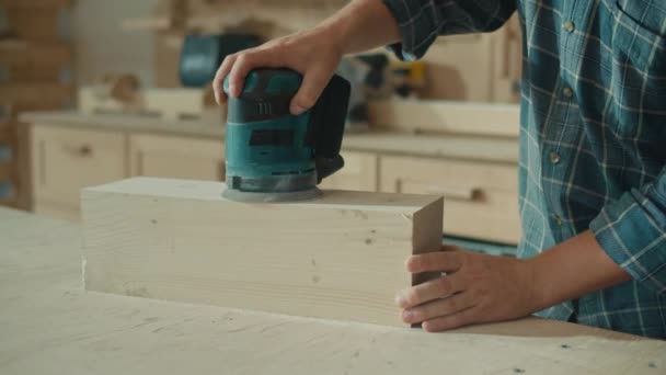 Nahaufnahme Der Arbeit Beim Schleifen Einer Holzplanke Mit Einem Elektroschleifer — Stockvideo