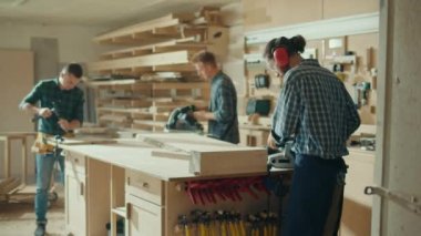 Yeni bir ürün üretiminde ahşap atölye işçileri. Marangozlar Yeni Bir Ürün Tasarımı Üzerine Bir Çatı Stüdyosunda Çalışıyor. Ahşap. El işçiliği. Marangozluk, İşçilik ve El İşi Konsepti.