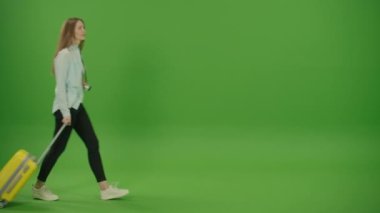 Yeşil Ekran. Krom Anahtar. Sarı Elli Turist Yoldan Geçiyor, Duruyor ve Bir Şey Arıyor. Boynunda kamera olan kadın turist. Tatil Gezisinde Gülümseyen Kadın