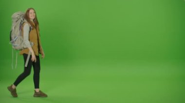 Yeşil Ekran. Krom Anahtar. Gezgin Sırt çantalı Genç Kadın Gezgin Etrafa Bakınıyor ve Kamera Manzarası ile Fotoğraf Çekiyor