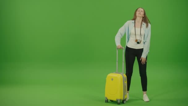 Schermo Verde Chiave Cromatica Pretty Woman Turista Con Bagagli Gialli — Video Stock