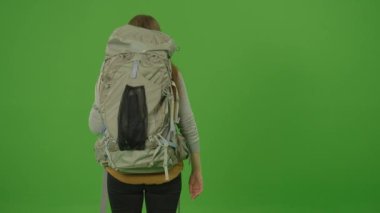 Yeşil Ekran. Krom Anahtar. Sırt çantalı kadın turist görüntüsü kollu taksi çağıran banliyö çalışanı. Sürücüye Durması İçin İşaret Veren Kadın.