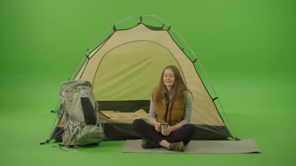 Zelená Obrazovka Chroma Key Rozkošná Mladá Žena Sedí Cestovní Mat — Stock video