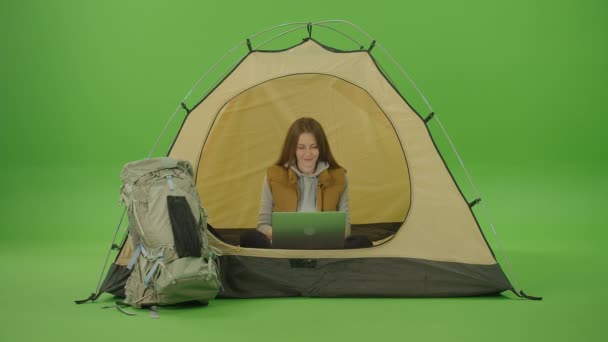 Зеленый Экран Ключ Хромы Женщина Фрилансер Работающая Ноутбуком Сидя Палатке — стоковое видео