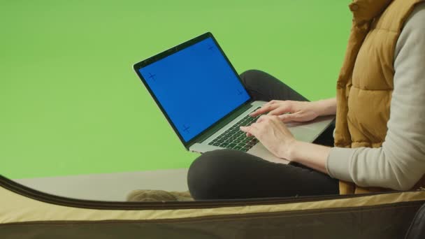 Yeşil Ekran Krom Anahtar Açılan Çadırın Önünde Boş Mavi Ekranlı — Stok video
