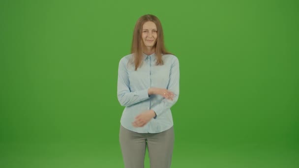 Зеленый Экран Ключ Хромы Расстроенная Девушка Держит Руки Сложенными Женщина — стоковое видео