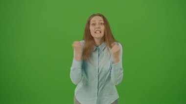 Yeşil Ekran. Krom Anahtar. Kızgın Kız Kameraya Yemin Ediyor. Mavi tişörtlü, gergin ve sinirli bir kadın elleriyle hareket ediyor.