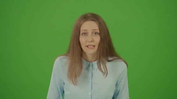 Zöld Vászon Krómkulcs Dühös Lány Esküszik Kamerára Kék Inges Idegesség — Stock videók