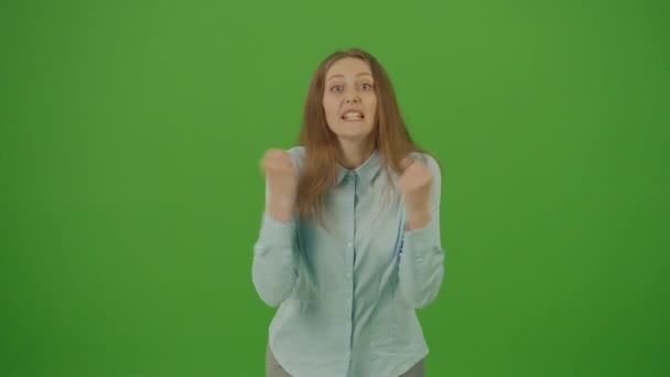 緑の画面 クロマキー 怒っている女の子はカメラで誓う 手で緊張し 怒っている感じの青いシャツを着て女性 — ストック動画