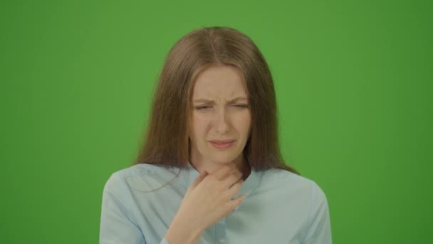 绿色屏风 喉咙疼痛Throat Pain 女人抱着她的燃烧的喉咙 绿色背景的蓝色衬衫生病的女人 医疗概念 — 图库视频影像