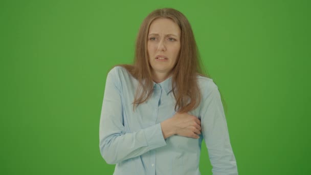 緑の画面 クロマキー 胸の痛みを感じる女性 心臓発作のリスク 不整脈 ブルーシャツの女が胸に手をつないでいる 医学的概念 健康的なコンセプト — ストック動画