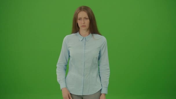 緑の画面 クロマキー 青いシャツの不健康な女性腹部の痛みを感じます 胸焼けを患っています 消化不良 医学的概念 健康的なコンセプト — ストック動画