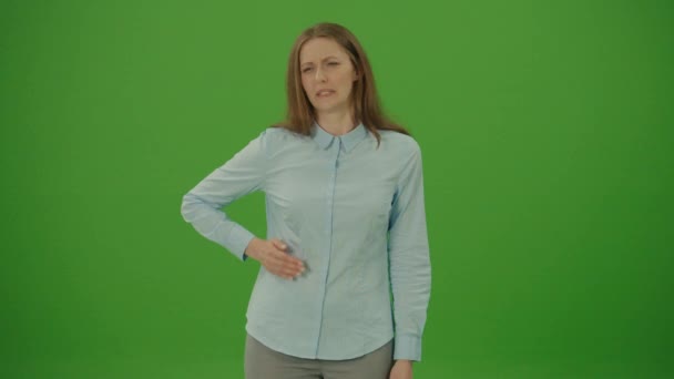 緑の画面 クロマキー 青いシャツの不健康な女性腹部の痛みを感じます 胸焼けを患っています 消化不良 医学的概念 健康的なコンセプト — ストック動画