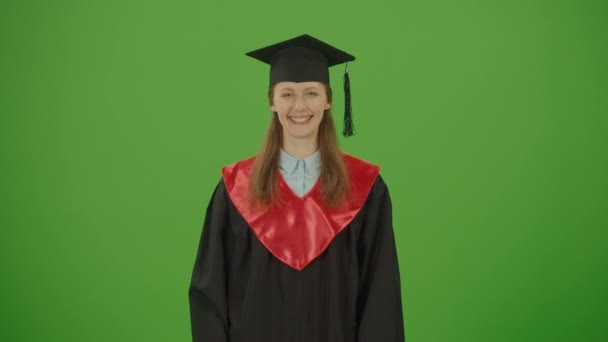 緑の画面 クロマキー マントルの大学院の女の子は卒業証書を取得することについて幸せ 卒業生の若い女性は卒業証書を保持し 彼女の卒業証書を楽しむ — ストック動画